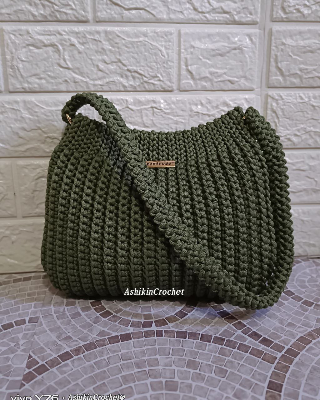 Hand Bag: Turtle Neck